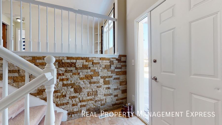 Building Photo - Spacious 4 Bedroom 2 Bath Home with attach...