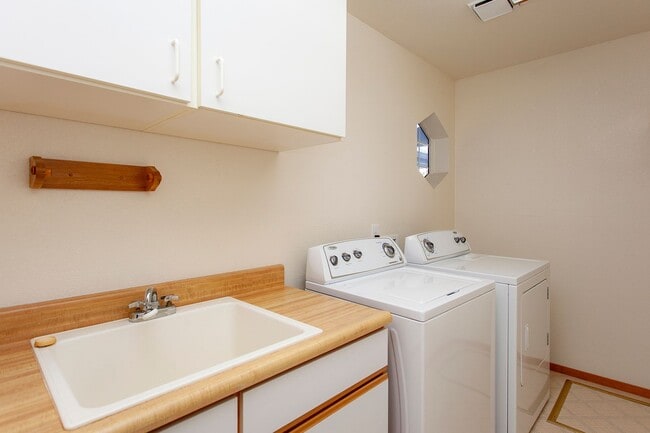 Building Photo - 3654 Hemlock Way