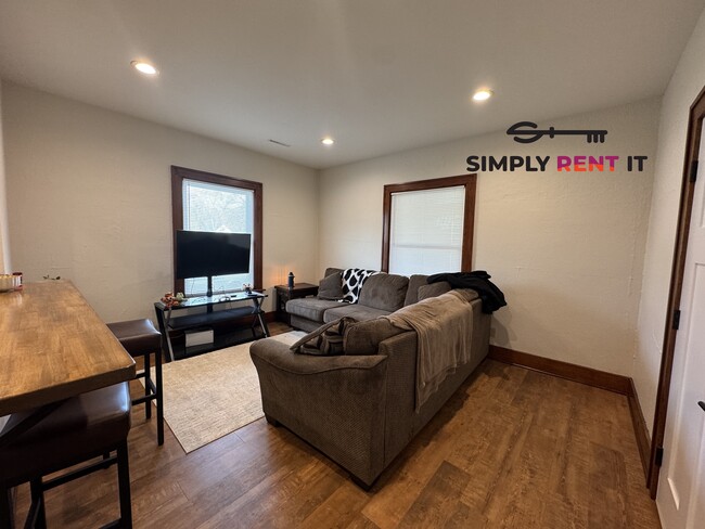 Building Photo - Renovated 2 Bedroom, 2 Bathroom on Campus!