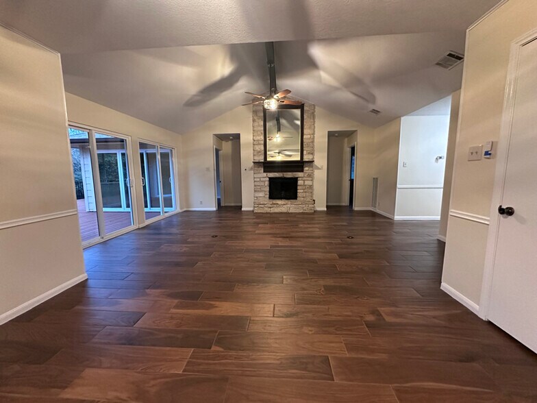 Building Photo - 1109 Lohmans Crossing Rd