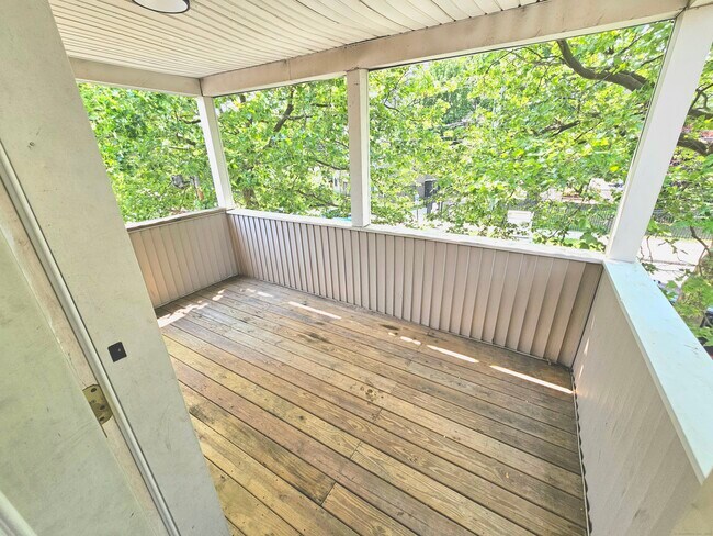 Building Photo - 483 Ferry St
