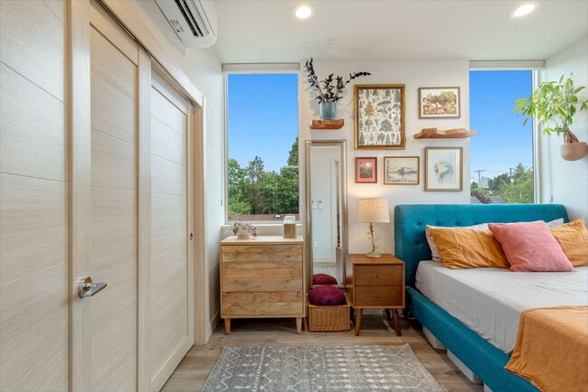 Building Photo - Ballard Townhouse, 2bed/2bath, Roof Top Deck