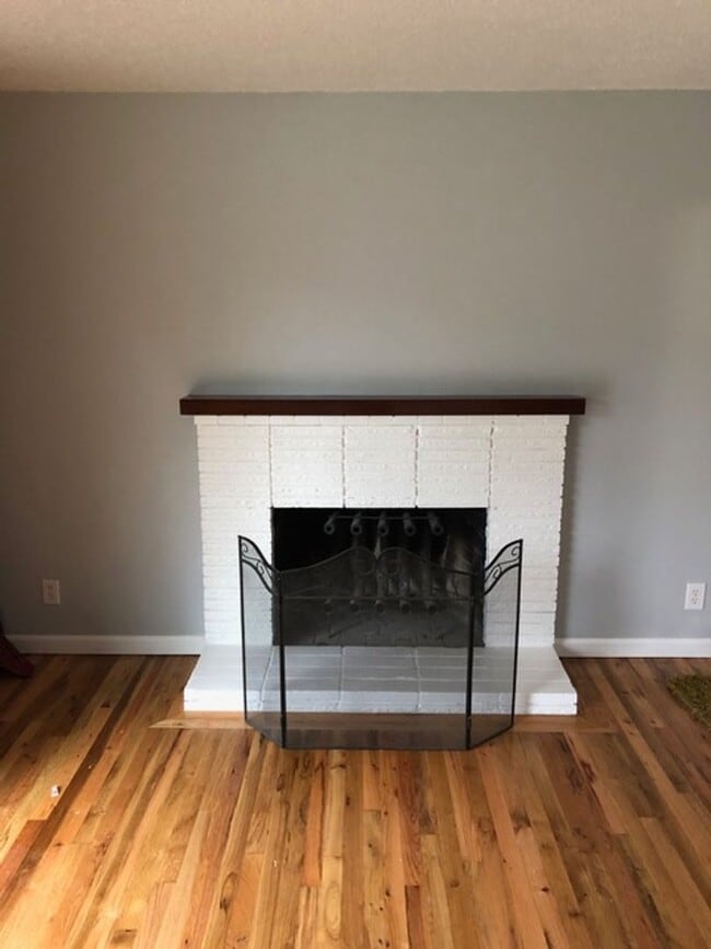 Building Photo - Updated 3 Bdr, 1 1/2 bath with garage and ...