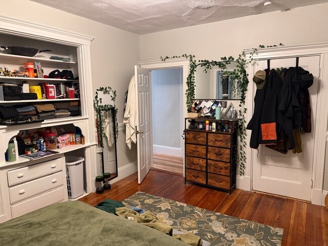 Building Photo - NICE ALLSTON 4.5 BED/2 BATH ON BRAINERD RD W/ HT&HW INCLUDED