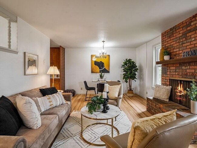 Building Photo - Adorable two bedroom, one bathroom, wester...