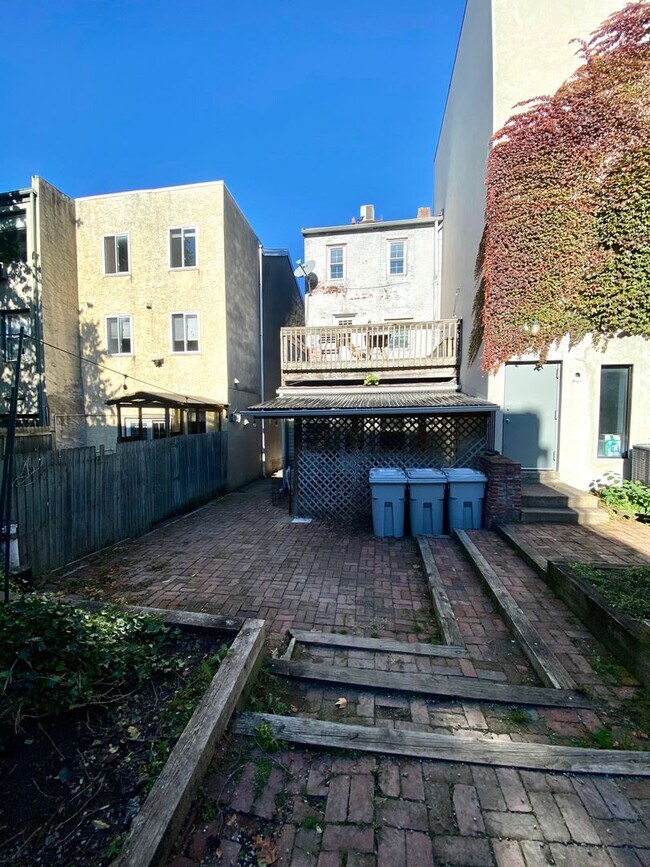 Building Photo - 2216 Summer St