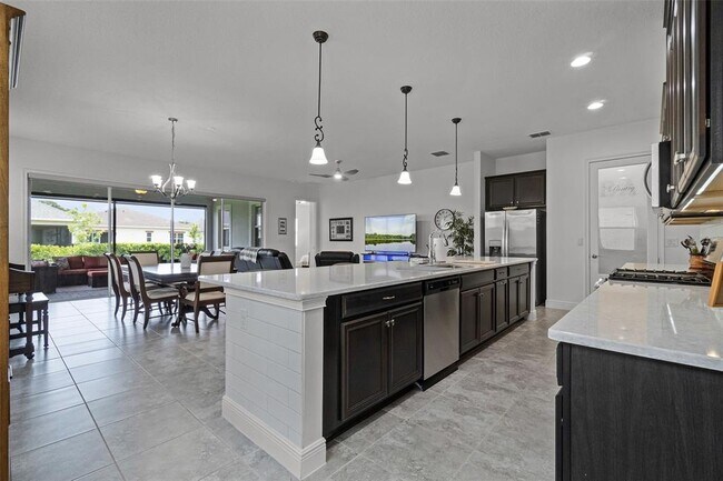 Building Photo - 5013 E Fountainwood Dr