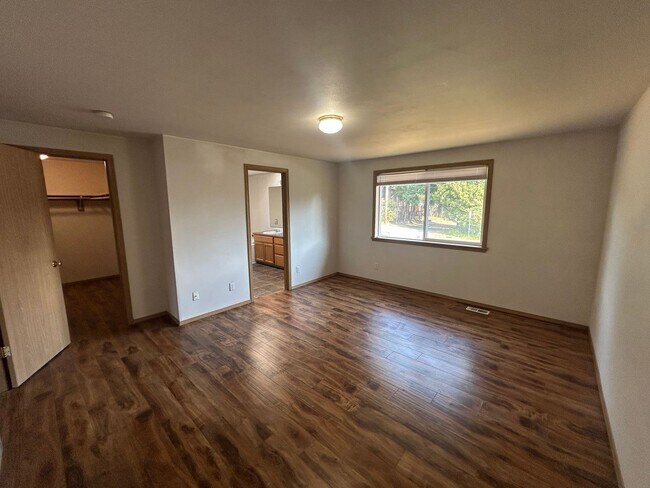 Building Photo - Beautiful 4 bd 3 bath w/ 2-car Garage Home...