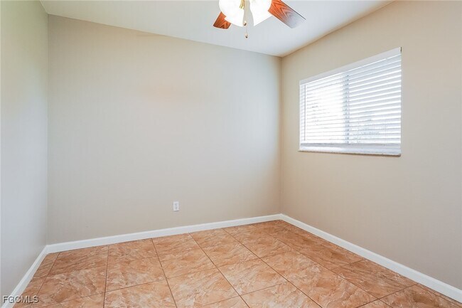 Building Photo - 2214 SW 2nd Ct