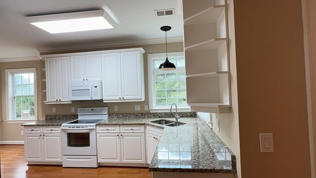 Building Photo - Second Floor Flat with 3 BR/ 3 BA and a 2 ...
