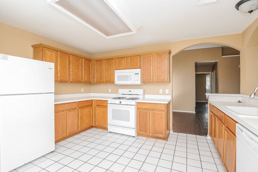 Building Photo - 1626 Redwood Dr