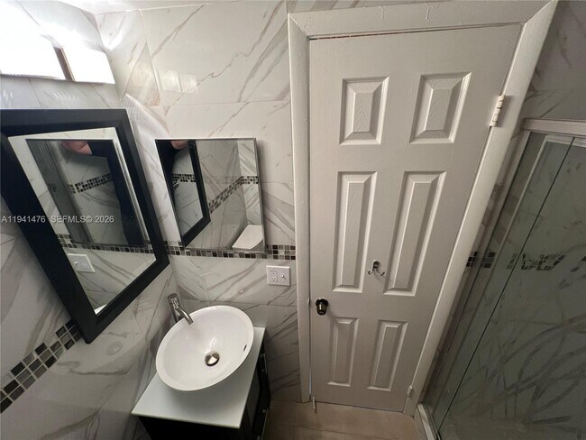 Building Photo - 6900 N Kendall Dr