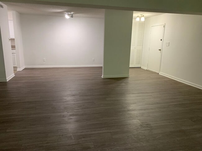 Building Photo - MAY 2025 RENT FREE--LOCATED NEAR CRABTREE-...