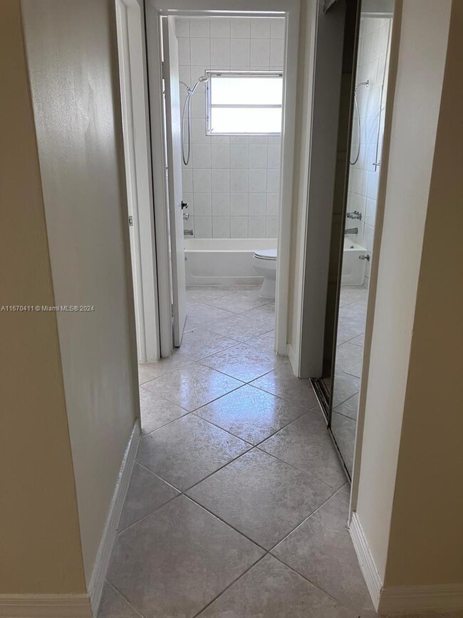 Building Photo - 1 bedroom in Hallandale FL 33009