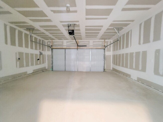 Building Photo - Spacious 4/BR 2.5/BA Retreat with Fenced Yard and Smart Features