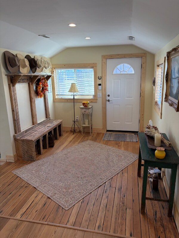 Building Photo - 613 Main St