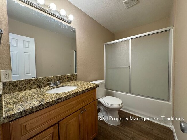 Building Photo - Spacious 2 + 1 Apartment in Palmdale