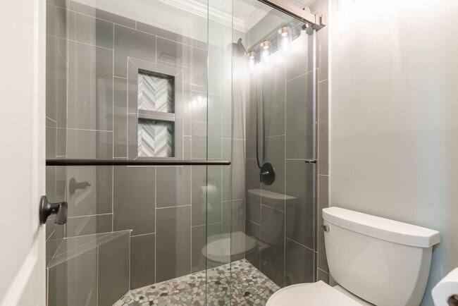 Building Photo - Gorgeous 2-Bedroom Condo Near Fletcher Par...