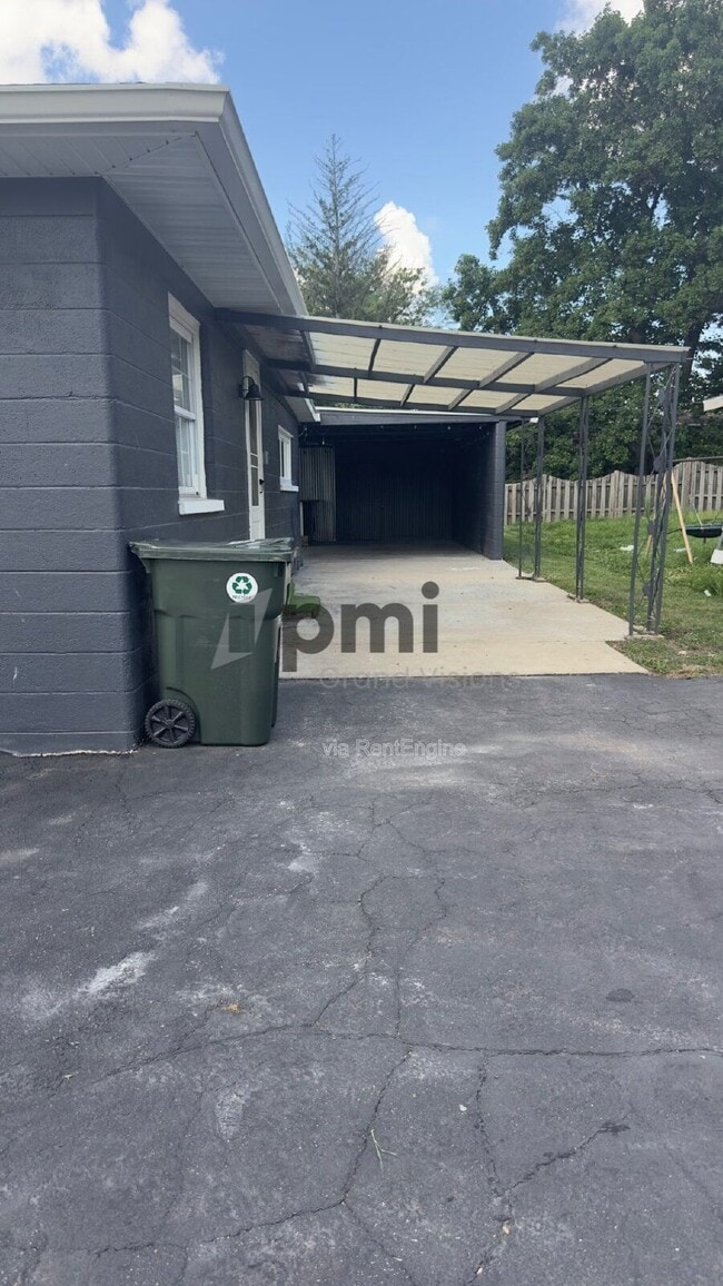 Building Photo - 1528 Division St