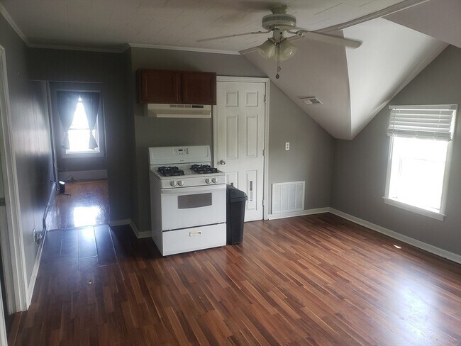 Building Photo - 7 Lanes Ave