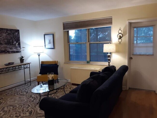 Building Photo - 300 W Peachtree St NW