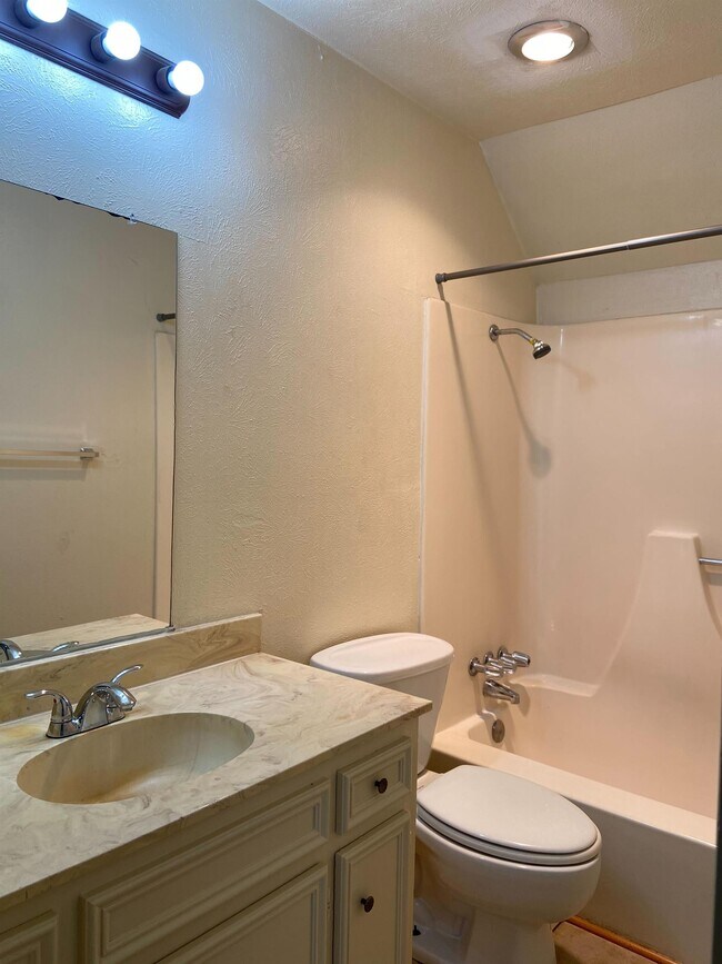 Building Photo - 704 Skyline Dr