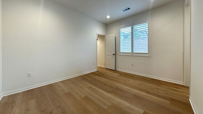 Building Photo - HUGE PRICE REDUCTION!! Gorgeous 6 Bedroom ...