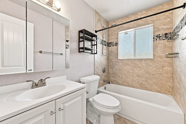 Building Photo - $2,095.95, 4 bed, 2 bath, located in Colorado Springs with a fenced-in backyard.