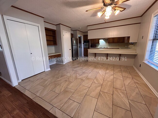 Building Photo - RENT READY! Charming 3 bed 2 bath home in the Eastside of Fort Smith!