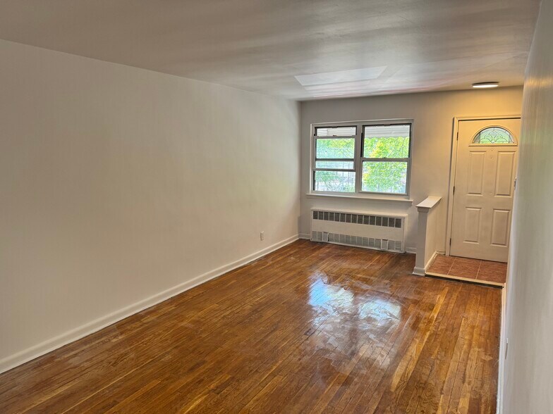 Living room - 727 E 101st St