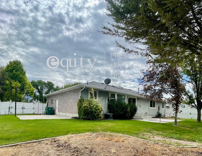 Building Photo - Riverton House