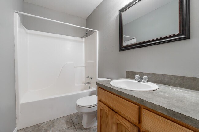 Building Photo - Freshly Updated 3 Bed, 2 Bath Home in Fort...