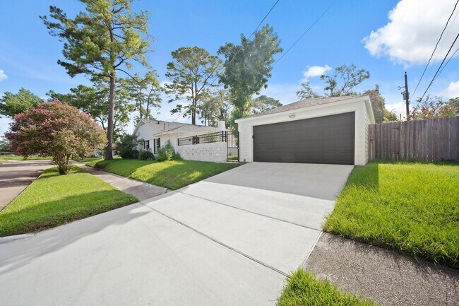 Building Photo - 5943 Greenmont Dr