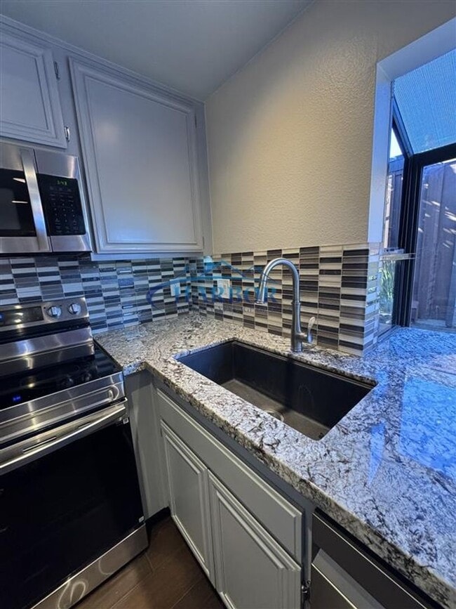 Building Photo - Spacious 2-Bedroom Townhouse in the Heart ...