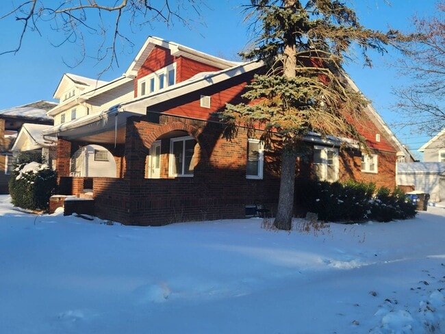 Building Photo - Charming 5-Bedroom Property in Prime Location