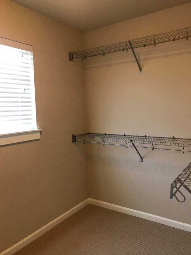 Building Photo - Beautiful NE Bend home, includes office an...
