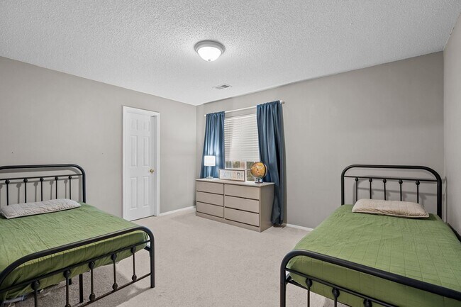 Building Photo - Fantastic 4 Bedroom, 3 Bath home near Brier Creek & RDU, Fenced-in Yard, Bonus Room, Pet Friendly!