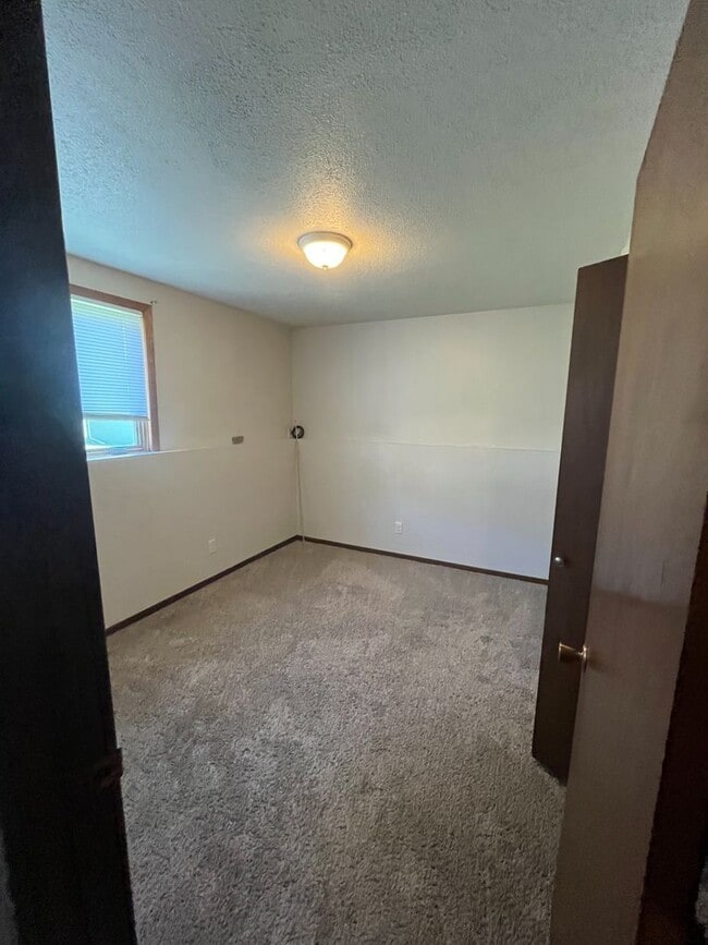 Building Photo - 806 Cedar River Dr NW