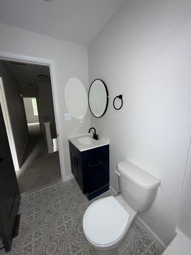 Building Photo - Newly Renovated Townhouse
