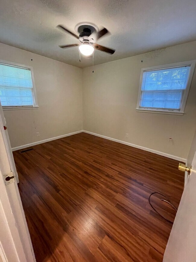 Building Photo - 3 Bedroom 2 Bathroom Home with One Car Attached Garage in Valley Park Homes Subdivision