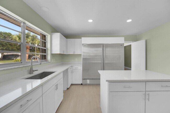 Building Photo - 154 SE Naranja Ave