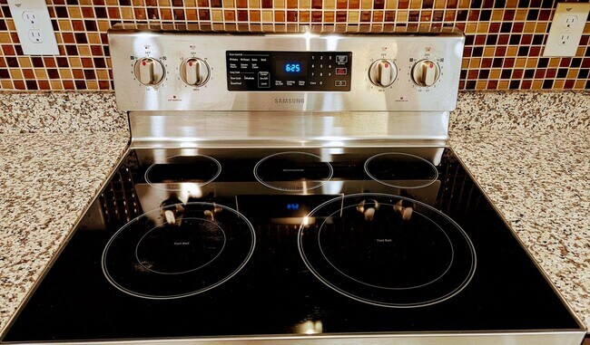 Building Photo - BEAUTIFUL 3-BEDROOM, 3-BATHROOM LUXURY TOW...