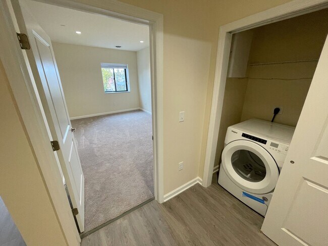 Building Photo - Stylish 1-Bed • 819 Sq. Ft. • Free Interne...