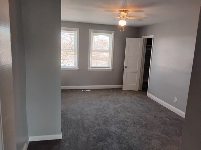 Building Photo - 5 Bedroom House