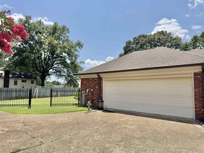 Building Photo - 7881 Elm Leaf Dr