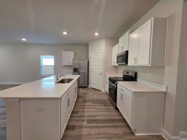 Building Photo - Brand new 5BR/3BA with Amenities Galore