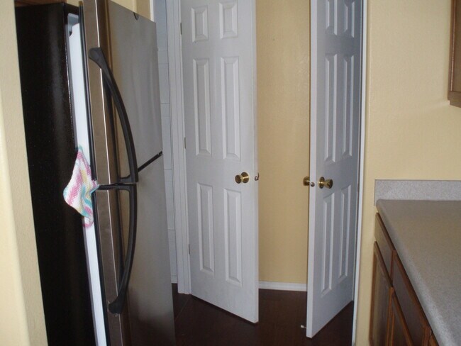 Building Photo - 3 Bedroom, 2 Bath Condo Fully Furnished