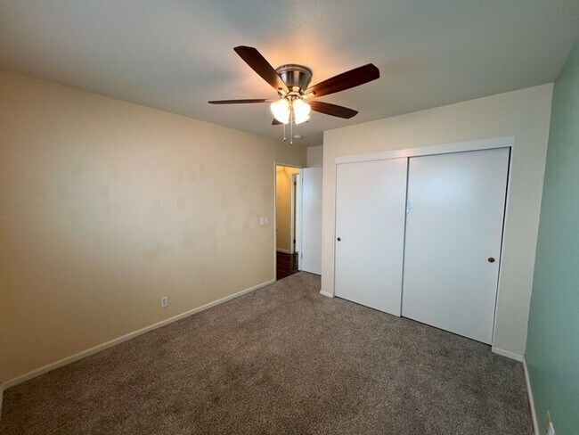 Building Photo - Bright and Sunny 3 bedroom home in North E...