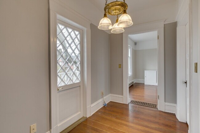 Building Photo - Rare & Charming Upper Queen Anne Home Available July!