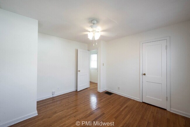 Building Photo - "Charming 2-Bedroom Duplex with Cozy Fireplace on Washington Blvd – Your Ideal Indianapolis Retre...